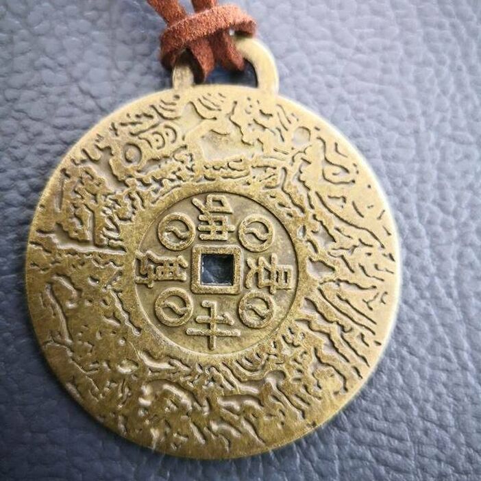 Geld Amulett huet dem Elena säi Liewen zum bessere geännert