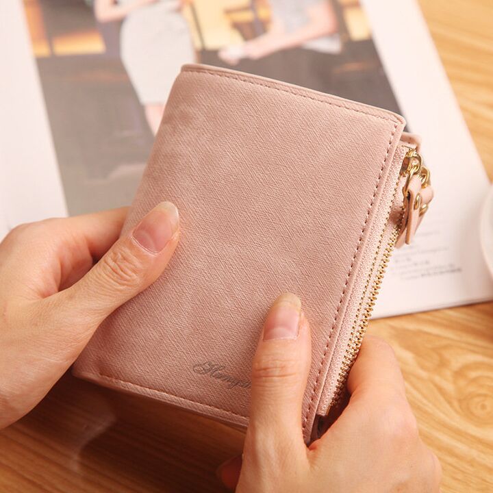 Haalt den Amulett an enger verstoppter Tasche vun Ärem Portemonnaie oder Kleeder